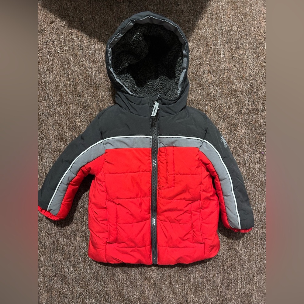 Puffy Winter Coat

Fuzzy lining.

No stains. Smoke free home.